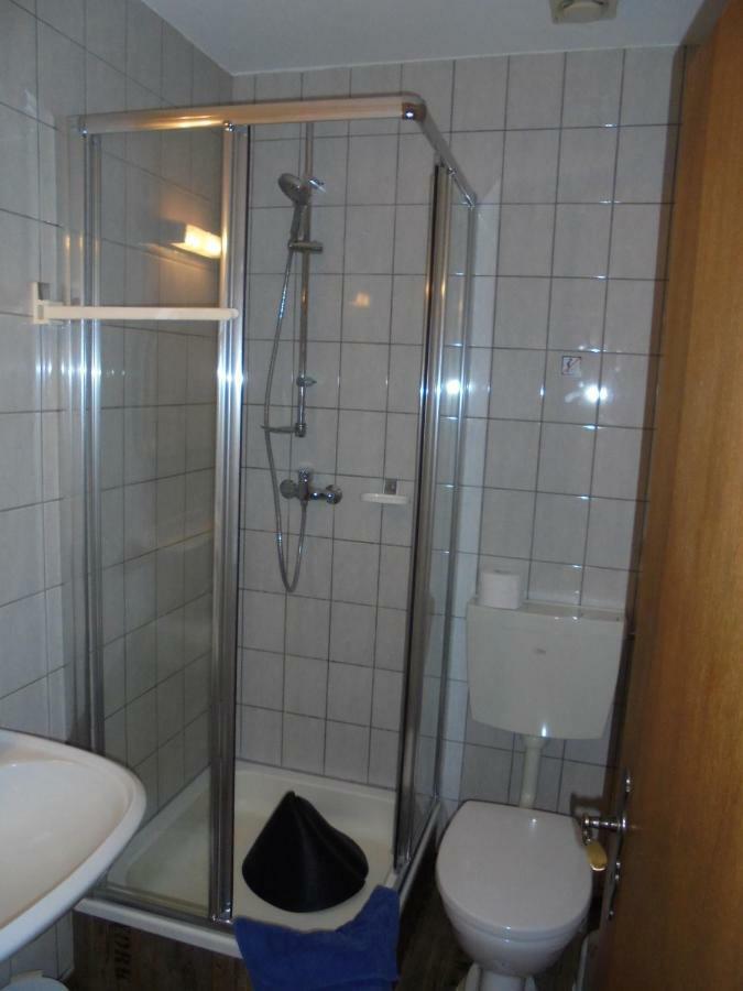 Zimmervermietung Schoenfliesser Stuben Auch Fuer Monteure 艾森许滕施塔特 外观 照片